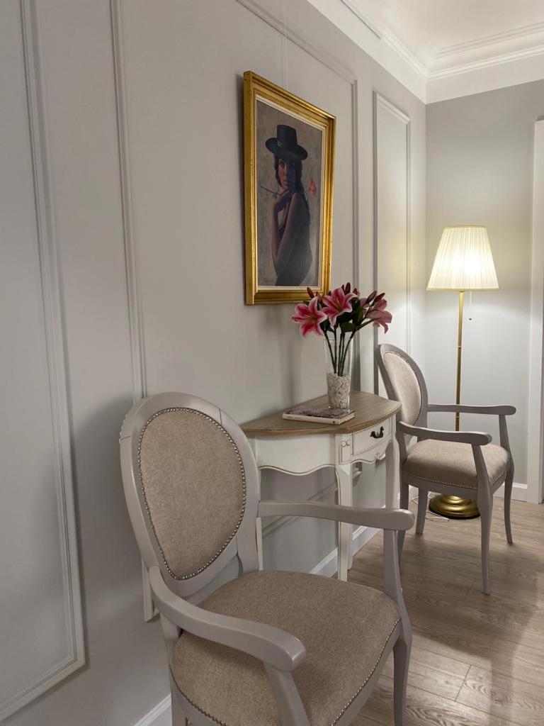 Central Spacious Apartment With Balcony - Alba Carolina ألبا يوليا المظهر الخارجي الصورة