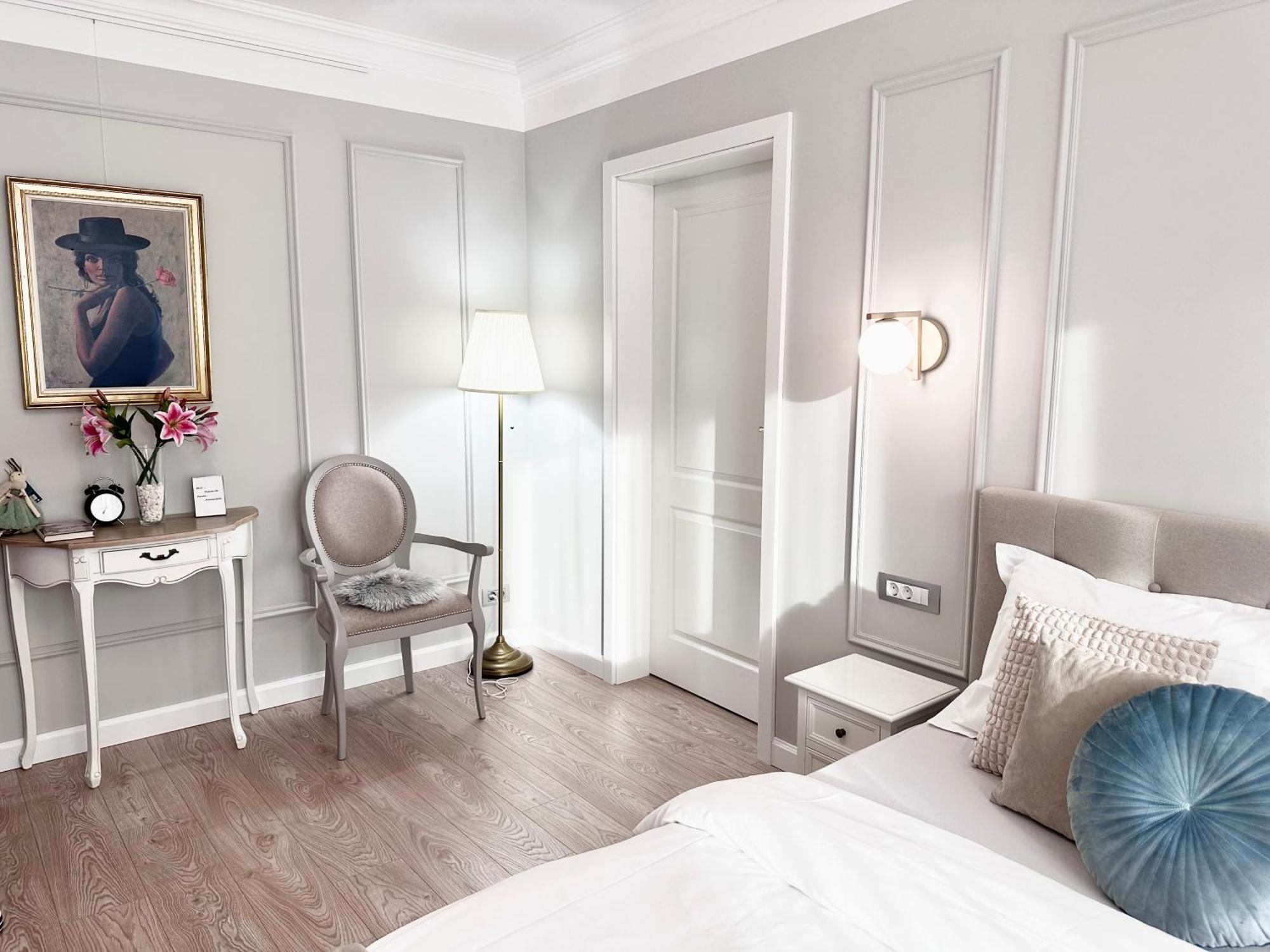 Central Spacious Apartment With Balcony - Alba Carolina ألبا يوليا المظهر الخارجي الصورة